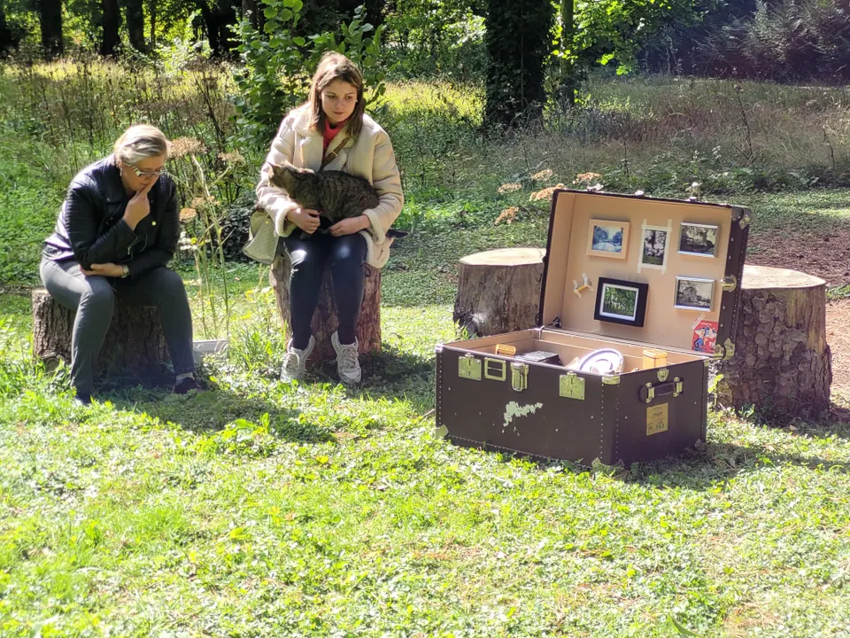La malle, qui raconte l'histoire de la Séravenne quand on l'ouvre