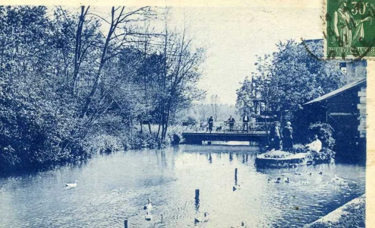 Ambiance guinguette et vélo, en amont du moulin