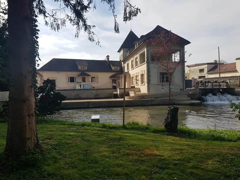 Le moulin de la Séravenne vu depuis le parc